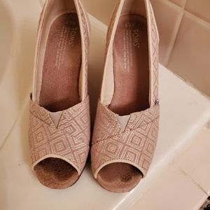 TOMS, Wedges